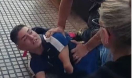 Video: Un policía atacó y arrojó al suelo a un vendedor ambulante con discapacidad