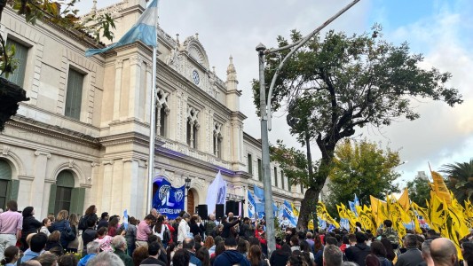 Una multitud participa en Santa Fe de la marcha en defensa de la universidad pública