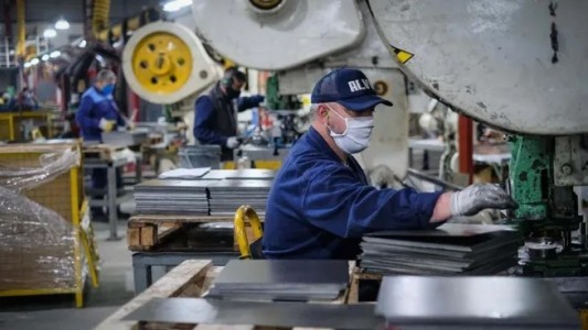 La industria retrocedió por noveno mes consecutivo: 6,8% en febrero