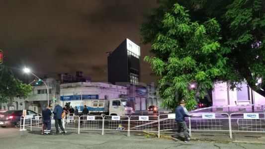 Socavón de Boulevard y 9 de Julio: refuerzan el vallado