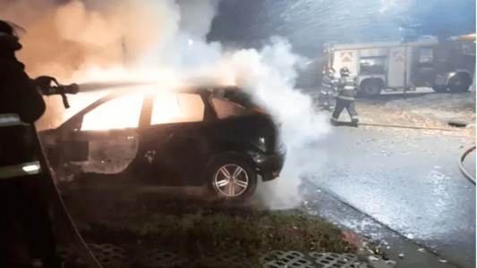 Detienen a tres sospechosos por incendios de autos en Rosario