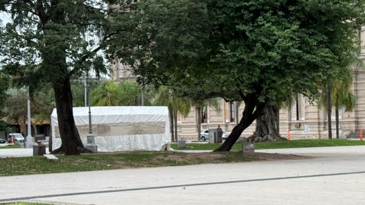Santa Fe recuerda la inundación de 2003 y volvió la carpa negra frente a Casa de Gobierno