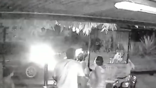 Video: un rayo, a centímetros de una familia