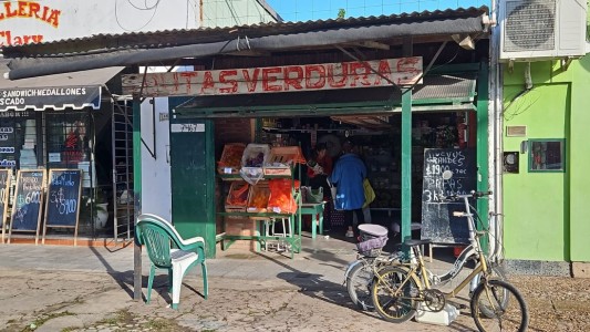 El verdulero que casi pierde la vida en un asalto volvió a atender su negocio
