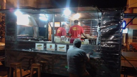 Buscan reubicar los carribares que se instalan en la previa de los partidos de Colón