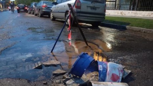 Caño roto genera laguna en calle Calchines y alarma a vecinos
