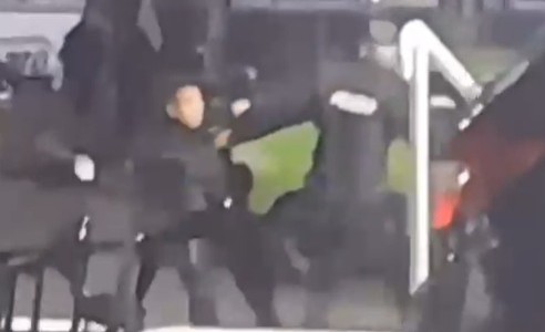 Es viral: Policías se pelearon entre ellos en la puerta de la Terminal de Ómnibus