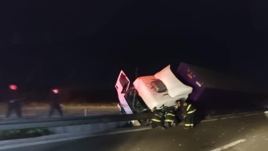 Camión de OCA termina volcado en la Circunvalación Oeste: dos heridos leves