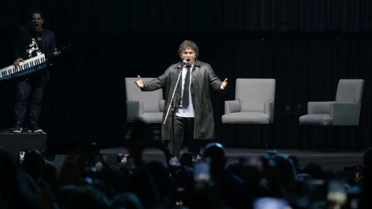 Milei cantó "Panic show" y presentó su libro en el Luna Park