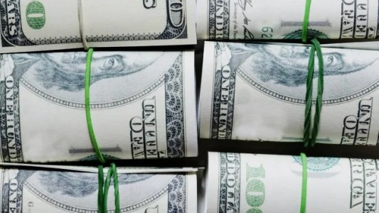 Imparable: el dólar blue volvió a subir y llegó a los $1300