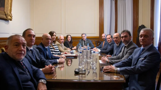 El Gobierno espera tener dictamen este miércoles en el Senado por la Ley Bases