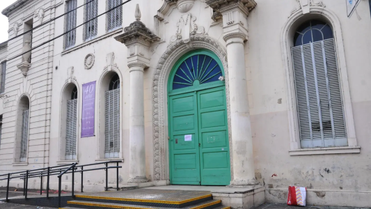Alumnos y docentes del Instituto Almirante Brown viven en medio del deterioro y la incertidumbre
