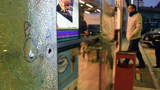 Rosario: balearon una estación de servicio y dejaron una nota mencionando a Ángel Di María