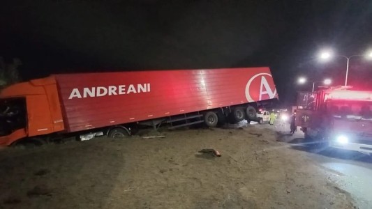 Impresionante choque de camiones en la Autopista Rosario - Santa Fe