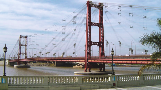 Motoderrape en el Puente Colgante: un joven se encuentra grave