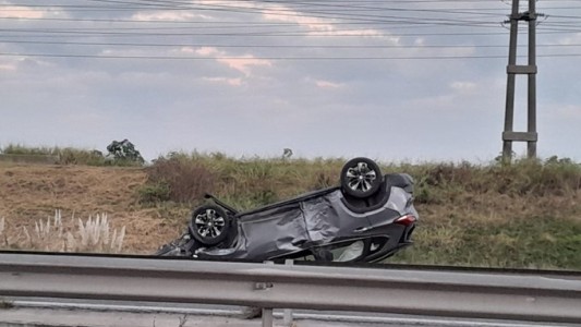 Accidente en Circunvalación Oeste: por esquivar un perro terminó volcando