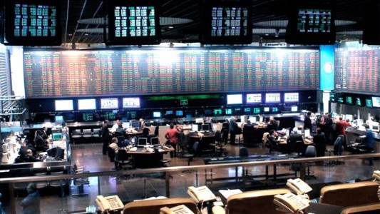 Suben las acciones y los bonos tras aprobarse la Ley Bases