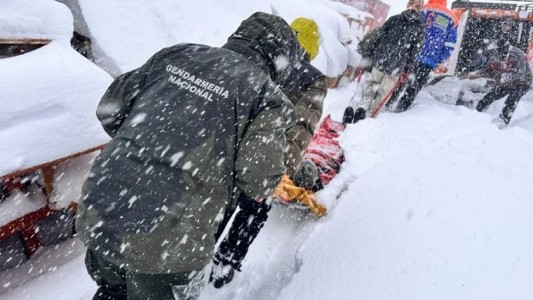 Rescataron a 11 gendarmes tras volcar un camión en Alta Montaña