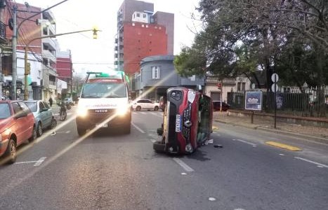 Dos vehículos chocaron en calle Urquiza al 2200