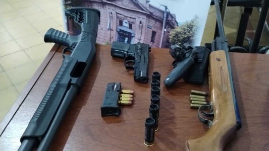 Detuvieron a un hombre que amenazó a su hermano con armas de guerra