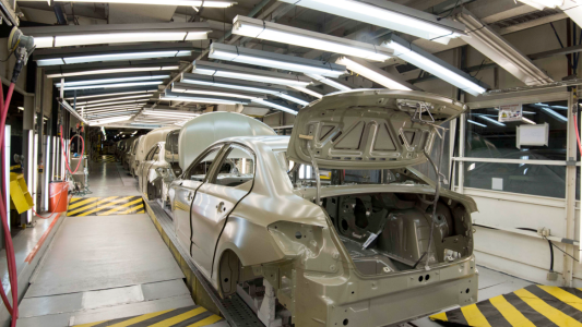 Por la caída en la demanda, media docena de automotrices frenaron su actividad