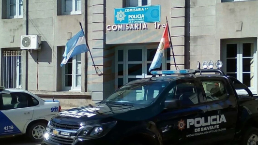 Escándalo en Esperanza: una policía y un preso se filmaron teniendo sexo en una celda