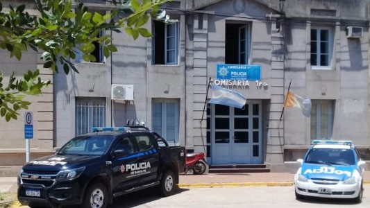 Escándalo en Esperanza: Una mujer policía tuvo sexo con un preso y encontraron el video