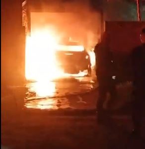 Video: Se incendió auto en barrio Punta Norte