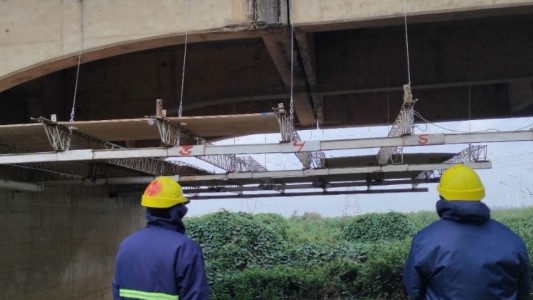Delincuentes robaron los andamios ubicados entre los arcos del Puente Carretero