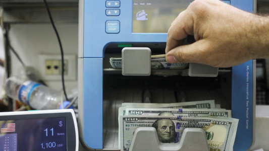 Tras los feriados, bajan las acciones, sube el riesgo país y el dólar blue marca un récord