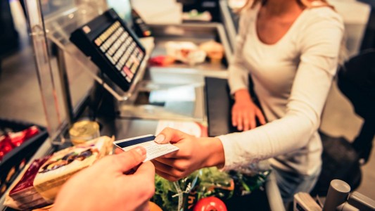 Endeudarse para comer es cada vez más común en los hogares santafesinos