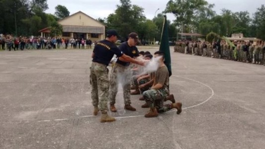 Córdoba: la Justicia investiga un "bautismo" con cal viva a 35 paracaidistas en el Ejército