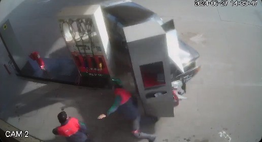 Video: Lo persiguió la policía y terminó atropellando a un empleado de estación de servicio