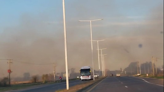 Tránsito: precaución por quema de pastizales en la autovía 19 y en la autopista Rosario - Santa Fe