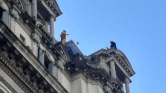 Un hombre amenazó con suicidarse frente a Galerías Pacífico y la policía logró rescatarlo