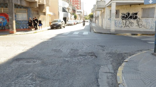 Se realizan trabajos de bacheo en calle Moreno