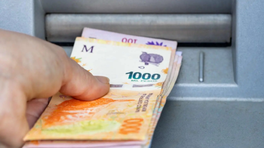 El Gobierno convocó al Consejo del Salario para subir el mínimo: el actual es menor a $235 mil