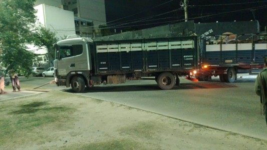 Tránsito: Un camión genera inconvenientes en Bv y Laprida