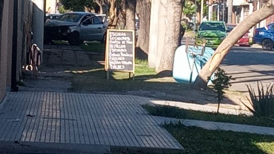 Auto terminó sobre la vereda sobre tras chocar con un remis