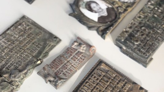 Placas robadas en cementerios: el Gobierno las recuperó y busca a sus dueños