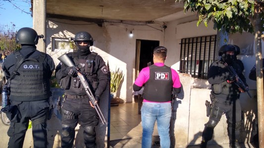 Rosario: entrega controlada, agente revelador y allanamientos por venta de drogas