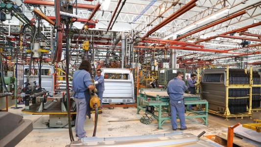 Más de 80 empresas suspendieron personal por la recesión