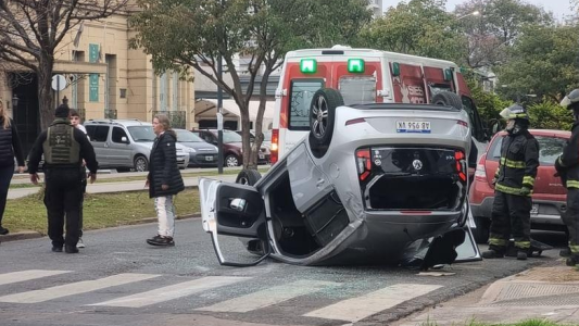 Impactante choque en la esquina del Hospital José María Cullen