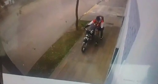 Video: En Santo Tomé se robaron una moto y cruzaron caminando el Puente Carretero