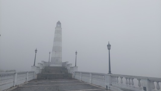 No se ve nada: una densa niebla cubre Santa Fe
