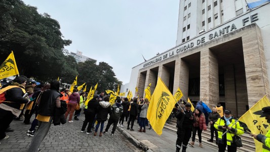 Asoem se moviliza frente a la municipalidad