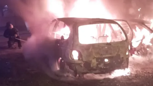 Rosario: incendiaron tres autos frente a una comisaría