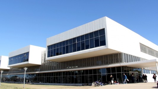 Echaron a 11 empleados del Hospital Iturraspe investigados por fraude