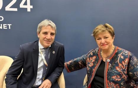 El llamativo detalle en la foto de Georgieva y Caputo que difundió el FMI