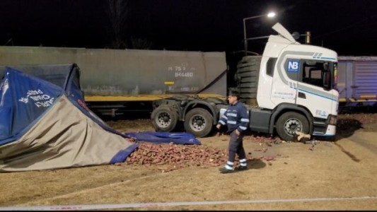 En Venado Tuerto, un tren impactó contra un camión